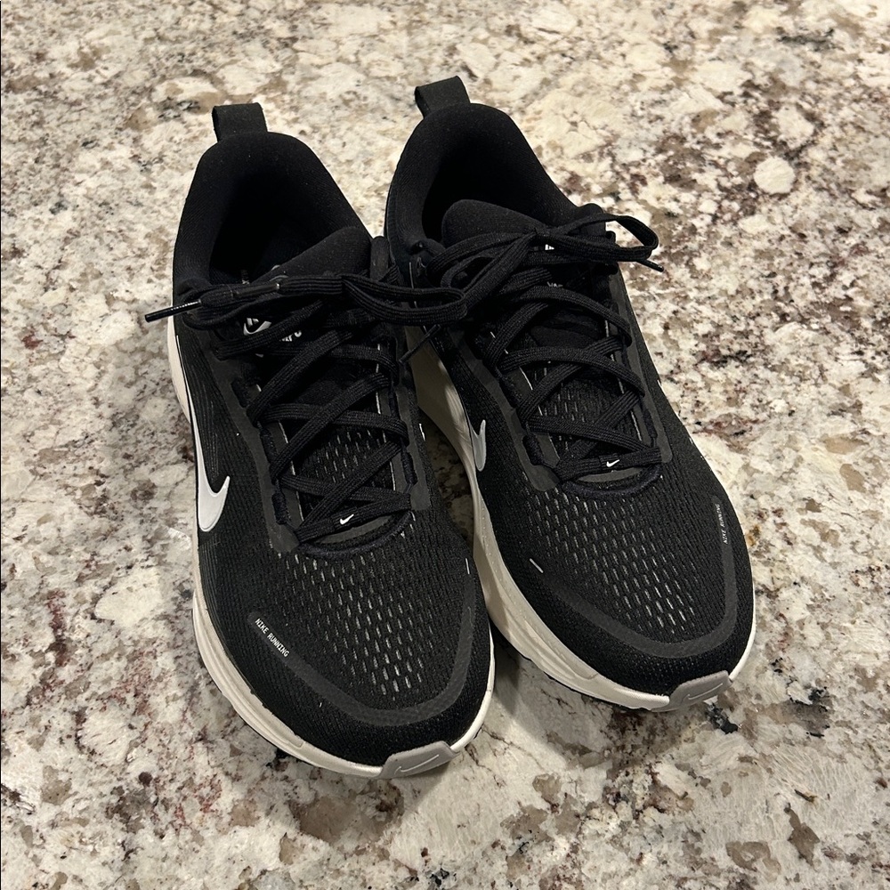 Women’s Nike Vomero 18 - Picture 2 of 5